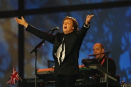 Sir Paul McCartney cerró la velada con el tema de The Beatles "Hey Jude"